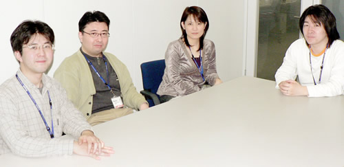 （左から）小林 光（モンスターデザイナー）、飯村 正宏（グラフィックマネージャー）、鈴木 香織（キャラクターデザイナー）、千葉 晃（マップデザイナー）